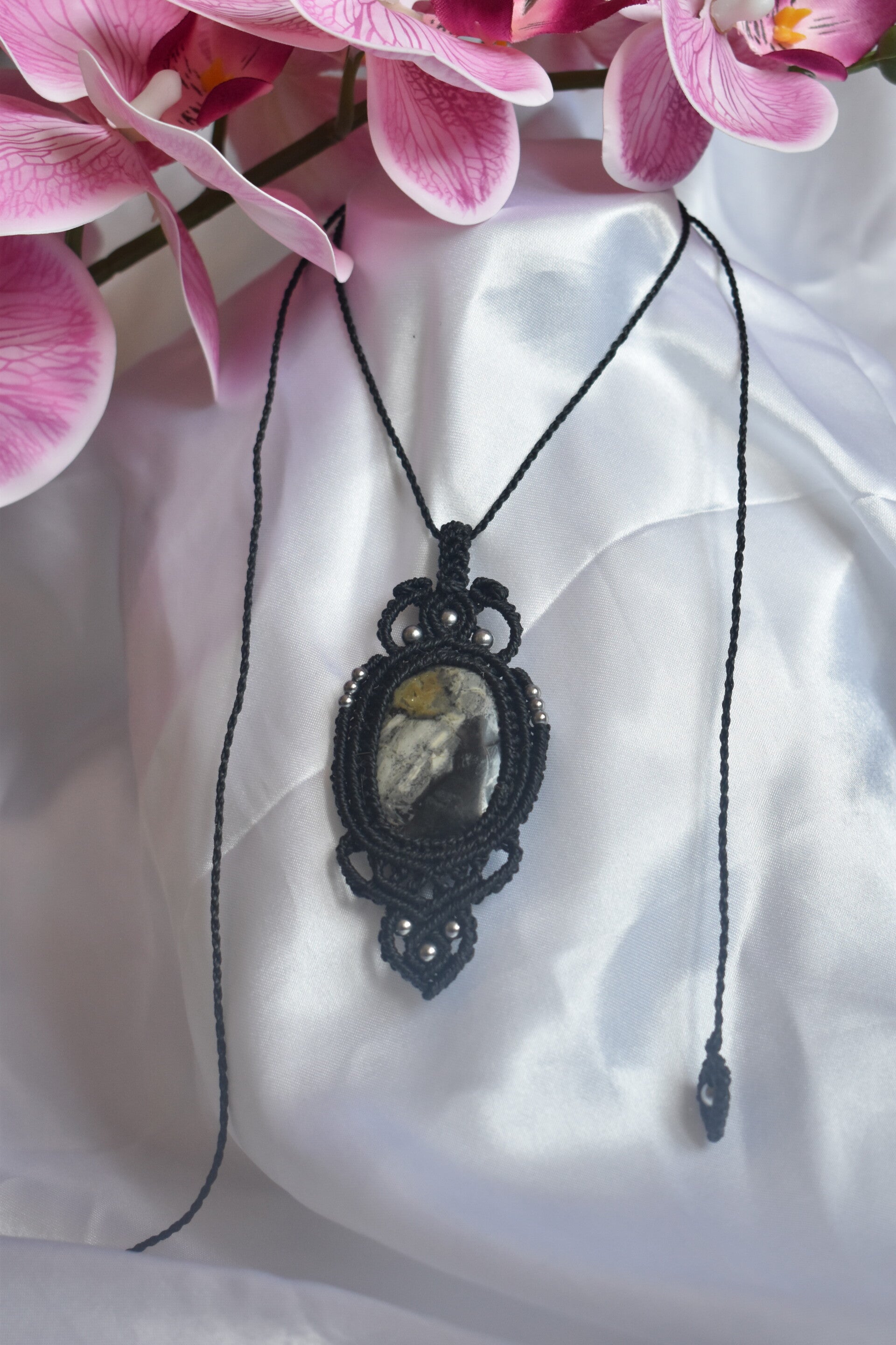 ​Pendentif « Pinolite Royale » – Collier en Micro-Macramé Noir, Jaspe Pinolite & Hématite Silver