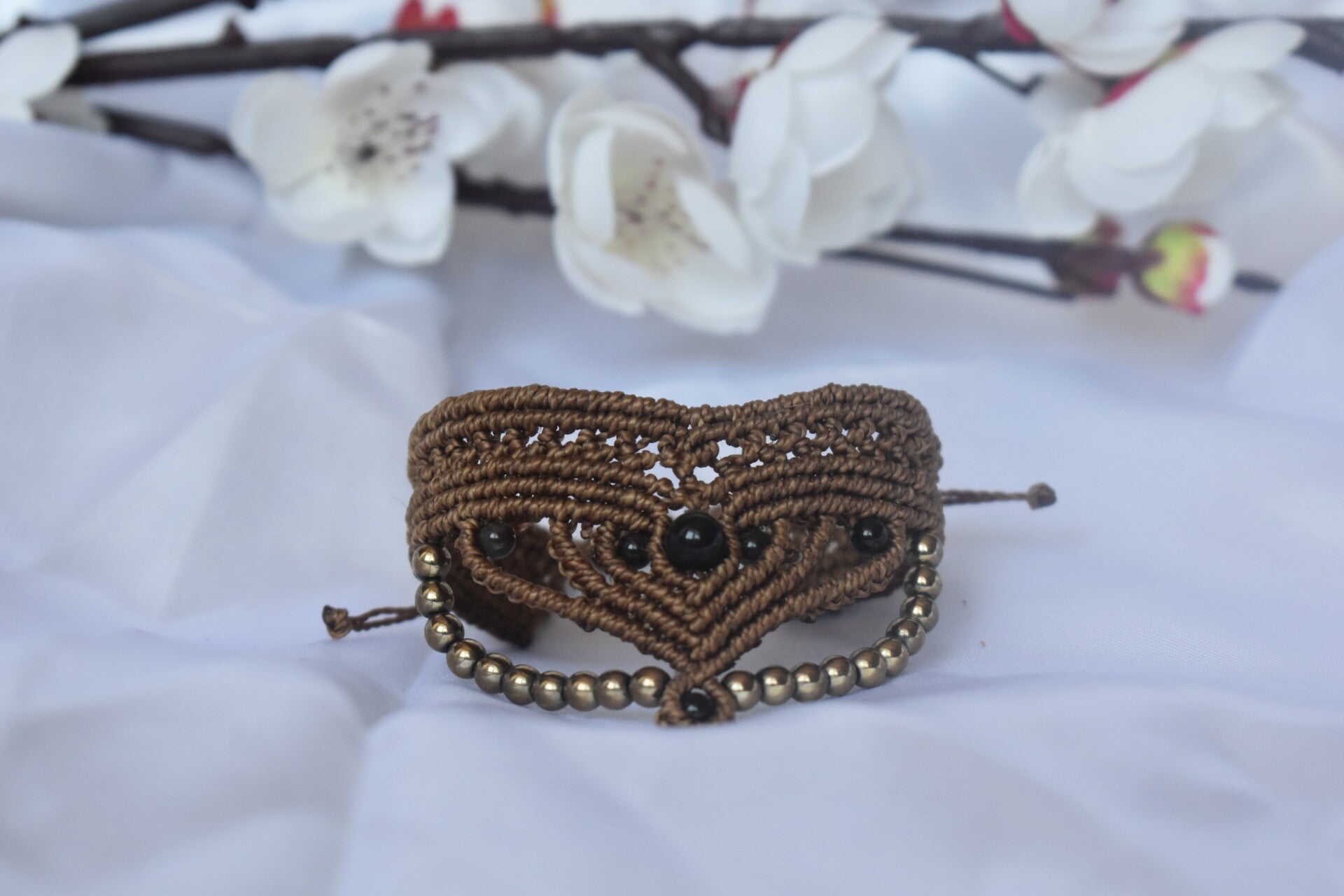 ​Manchette « Guirlande d'Obsidienne » – Bracelet Macramé Marron Chocolat en Pointe, Perles d'Obsidienne & Hématite Champagne