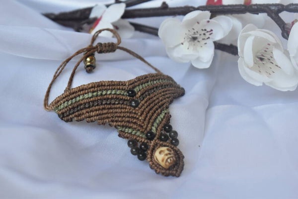 ​Manchette « Esprit Tribal » – Bracelet Macramé Marron & Vert Olive, Perles de Labradorite & Crâne en Os de Buffle