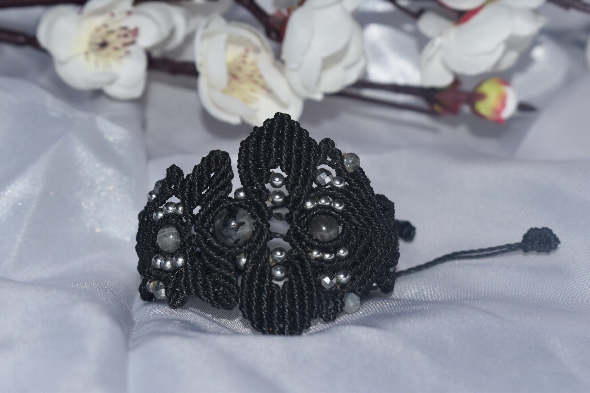​Manchette « Nuit d'Argent » – Bracelet Macramé Noir Profond, Labradorite & Hématite Silver