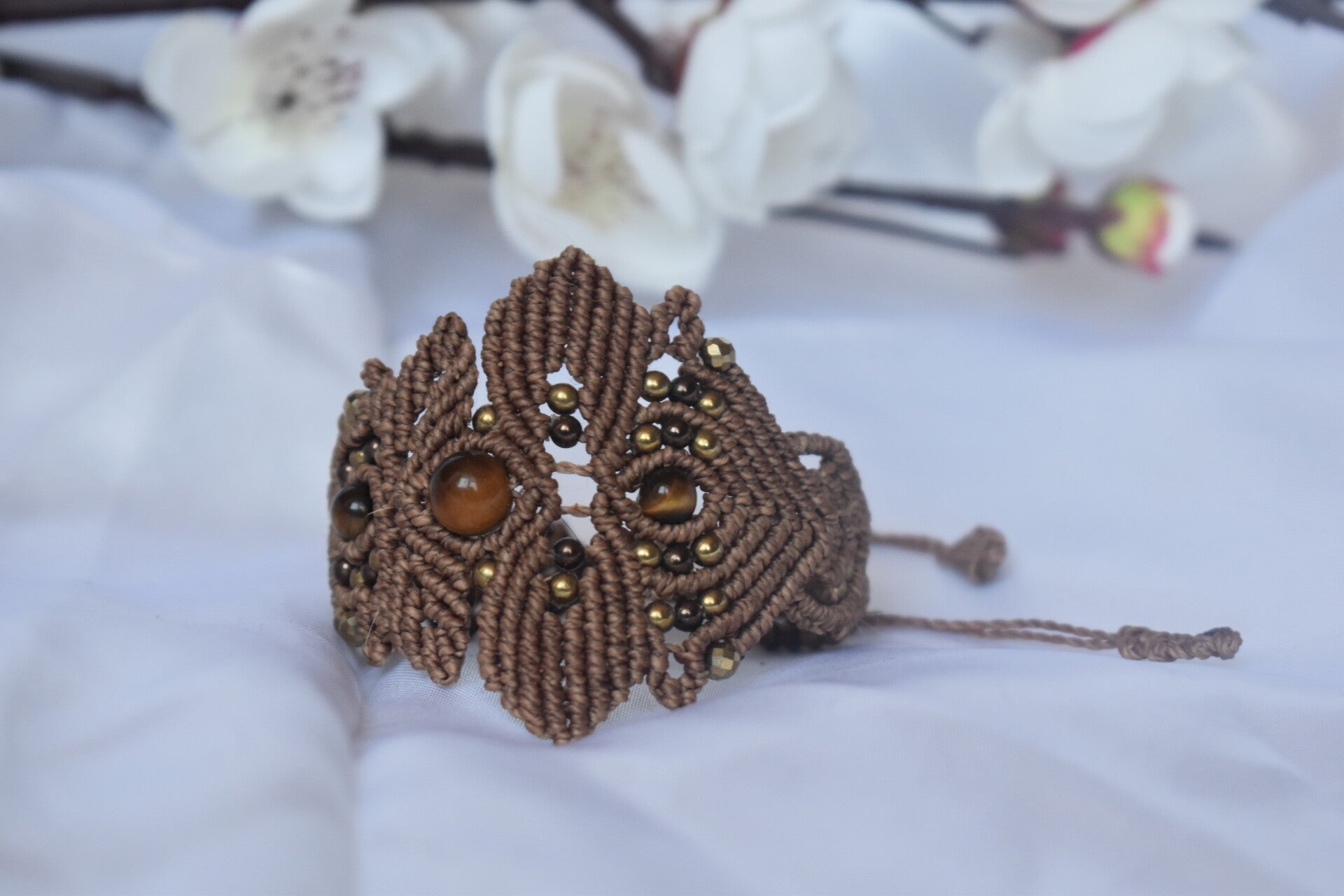 ​Manchette « Regard du Tigre » – Bracelet Macramé Marron Moka, Œil de Tigre & Hématite Bronze/Dorée