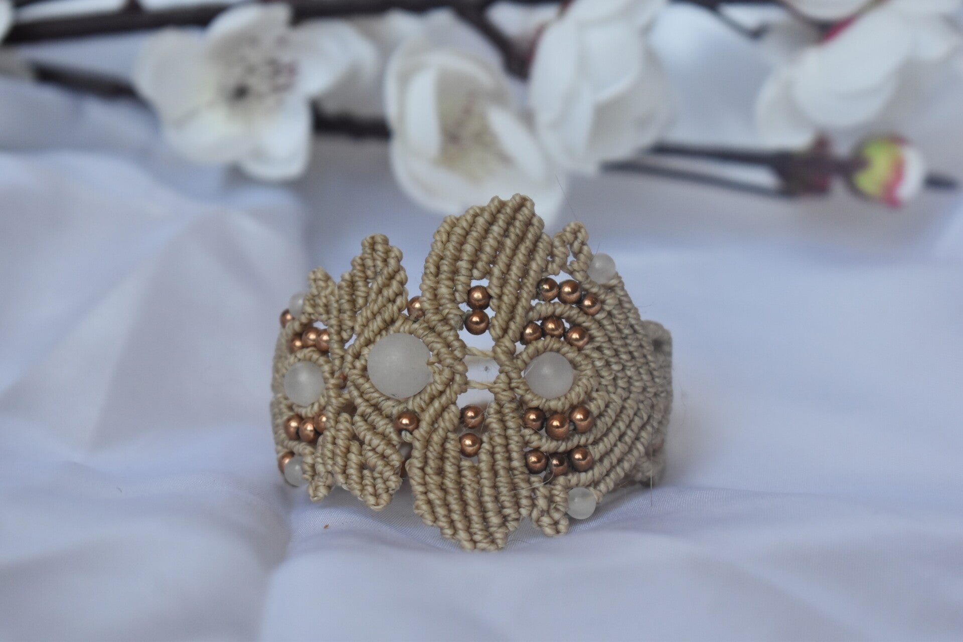 ​Manchette « Douceur Rosée » – Bracelet Macramé Beige Sable, Quartz Rose & Hématite Dorée Rose
