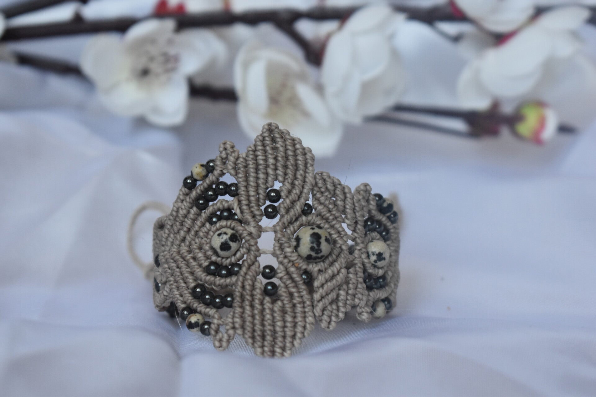 ​Manchette « Wild Dalmatien » – Bracelet Macramé Beige Sable, Jaspe Dalmatien Mat & Hématite