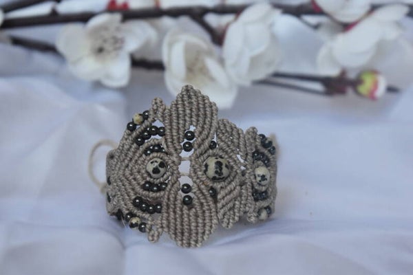 ​Manchette « Wild Dalmatien » – Bracelet Macramé Beige Sable, Jaspe Dalmatien Mat & Hématite