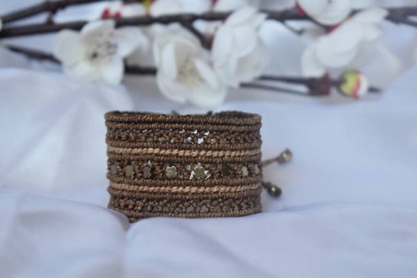 ​Manchette « Croix d’Or » – Bracelet Macramé Marron & Beige, Hématite Dorée Forme Croix