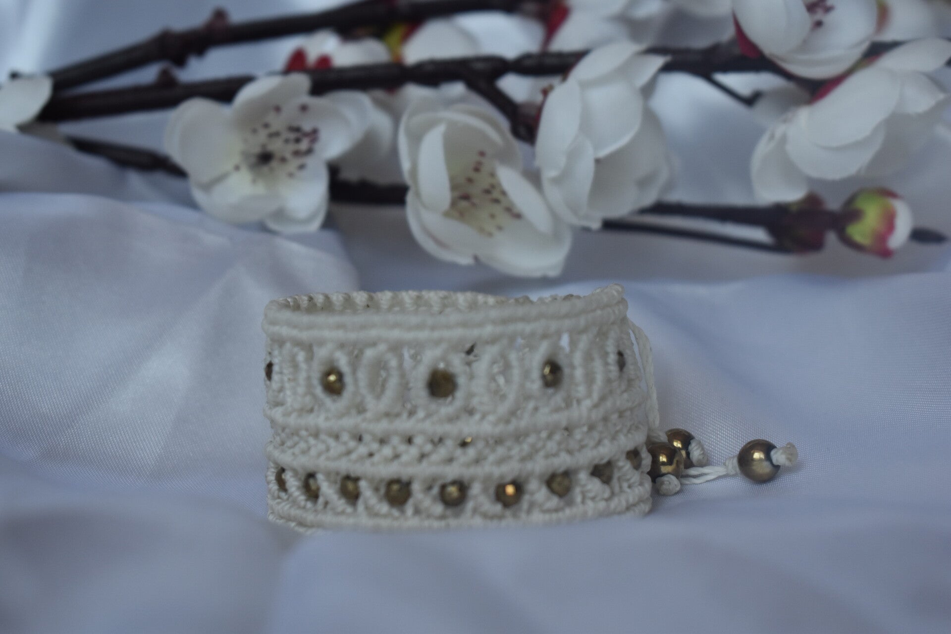 ​Manchette « Éclat Champagne » – Bracelet Macramé Blanc & Écru, Hématite Champagne Facettée