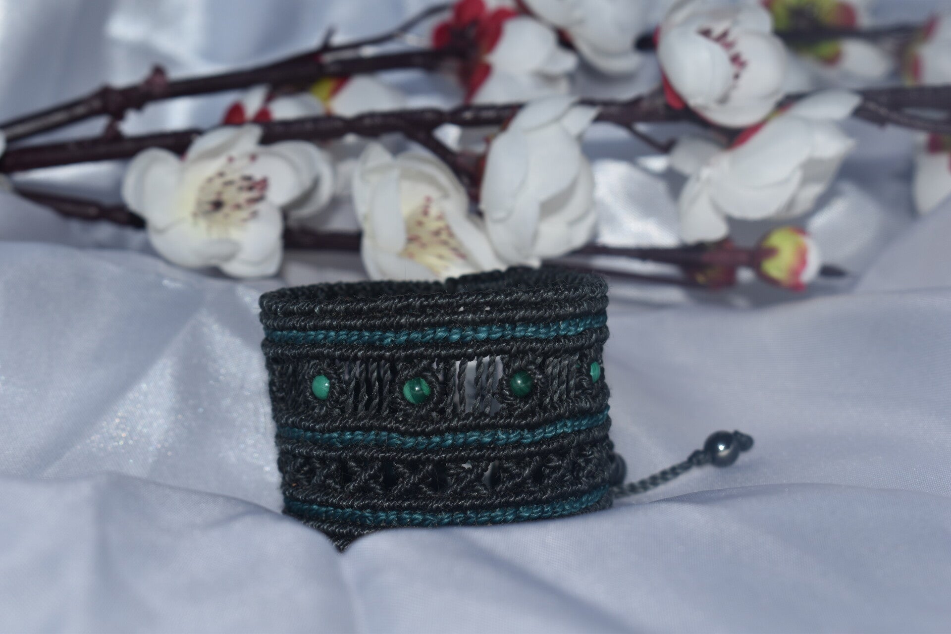 ​Manchette « Forêt d'Émeraude » – Bracelet Macramé Noir & Liseré Vert, Perles de Malachite