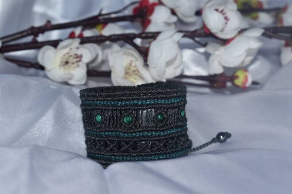 ​Manchette « Forêt d'Émeraude » – Bracelet Macramé Noir & Liseré Vert, Perles de Malachite
