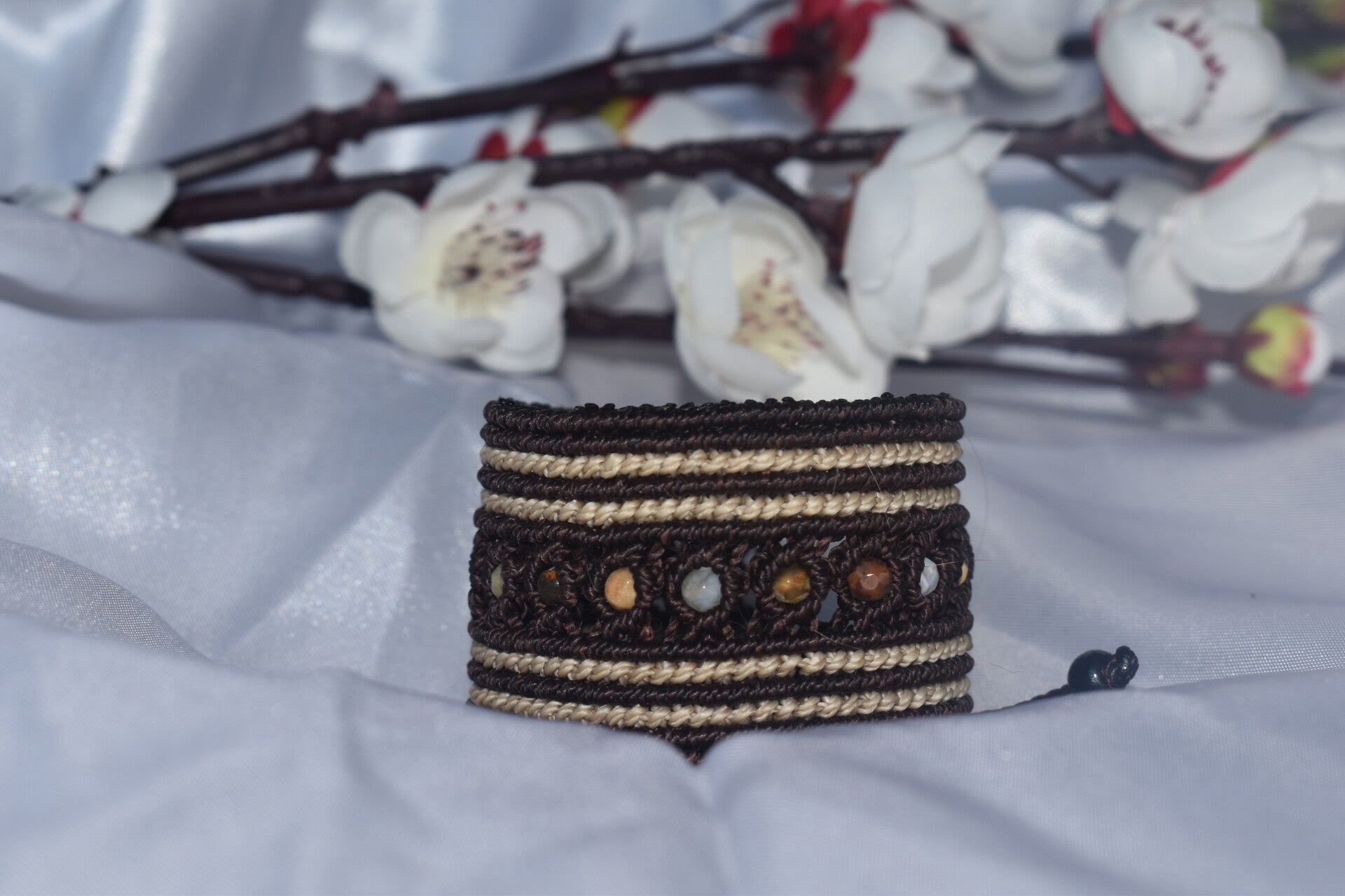 ​Manchette « Jardin d'Automne » – Bracelet Macramé Chocolat & Beige, Perles de Pierre Chrysanthème