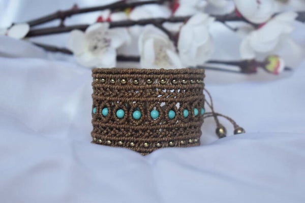 ​Manchette « Lagon Sauvage » – Bracelet Macramé Marron, Magnésite Turquoise & Perles Bronzées