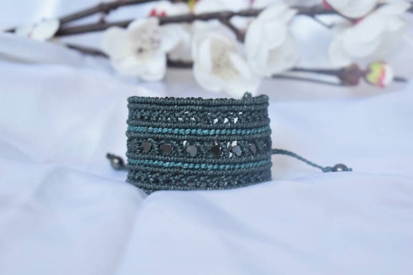 ​Manchette « Cœur d'Acier » – Bracelet Macramé Gris & Liseré Canard, Hématite Forme Cœur