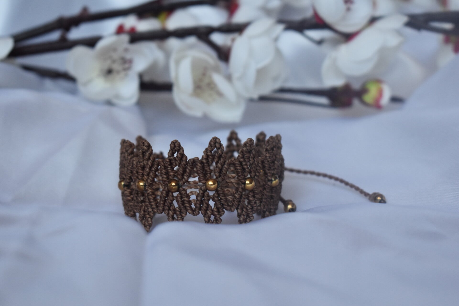 ​Manchette « Couronne Dorée » – Bracelet Macramé Dentelé Marron, Perles d'Hématite Dorée