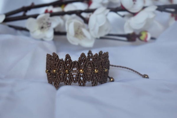 ​Manchette « Couronne Dorée » – Bracelet Macramé Dentelé Marron, Perles d'Hématite Dorée