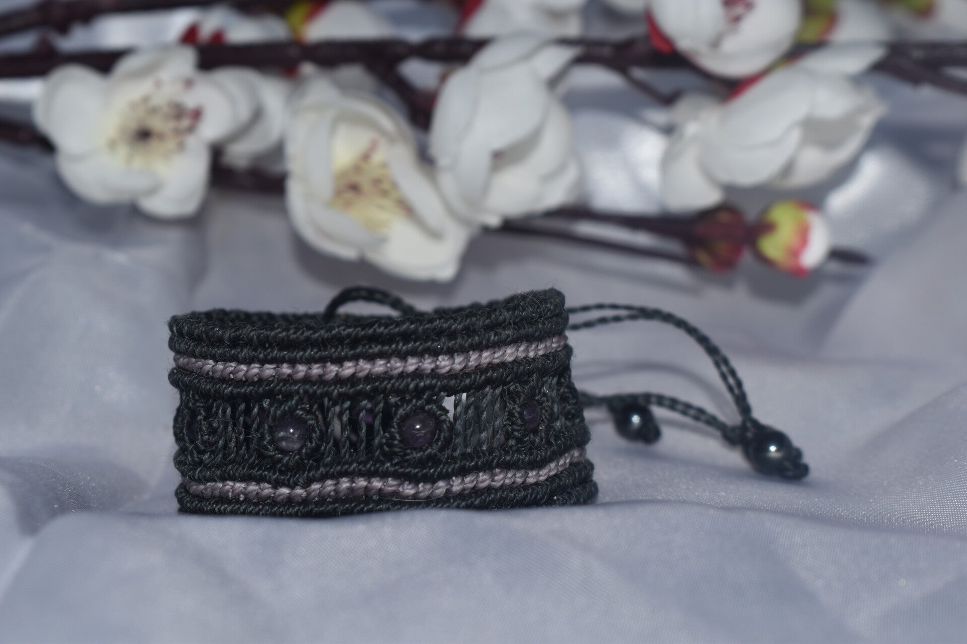 ​Manchette « Nuit d'Améthyste » – Bracelet Macramé Noir & Liseré Mauve, Perles d'Améthyste