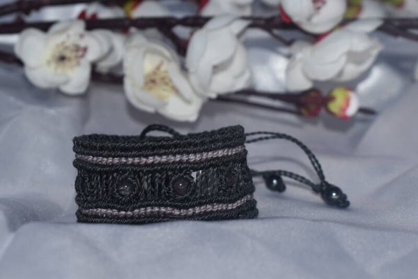 ​Manchette « Nuit d'Améthyste » – Bracelet Macramé Noir & Liseré Mauve, Perles d'Améthyste