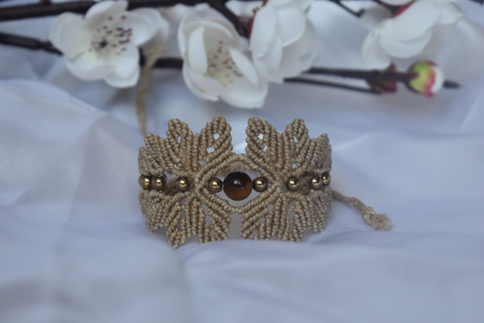 ​Manchette « Feuille d'Automne » – Bracelet Macramé Beige & Sable, Œil de Tigre & Hématite Champagne