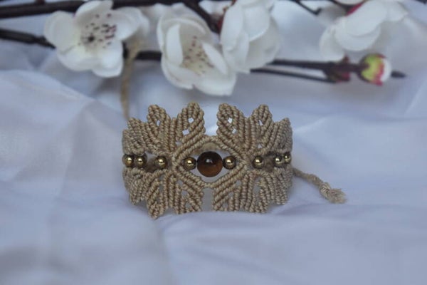 ​Manchette « Feuille d'Automne » – Bracelet Macramé Beige & Sable, Œil de Tigre & Hématite Champagne