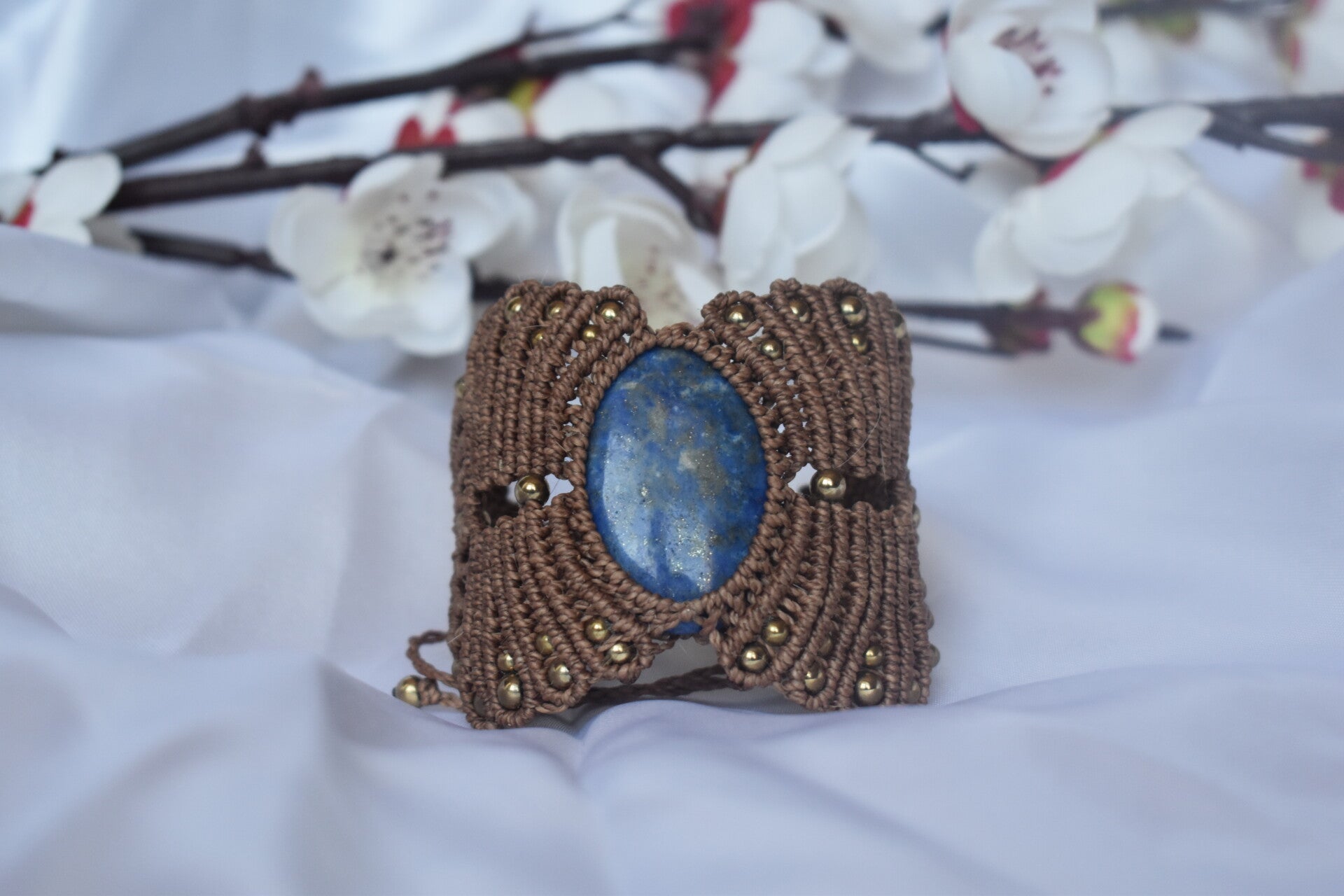 ​Manchette « Nuit Étoilée » – Bracelet Macramé Marron, Grand Galet de Lapis-Lazuli & Perles d'Hématite Dorée