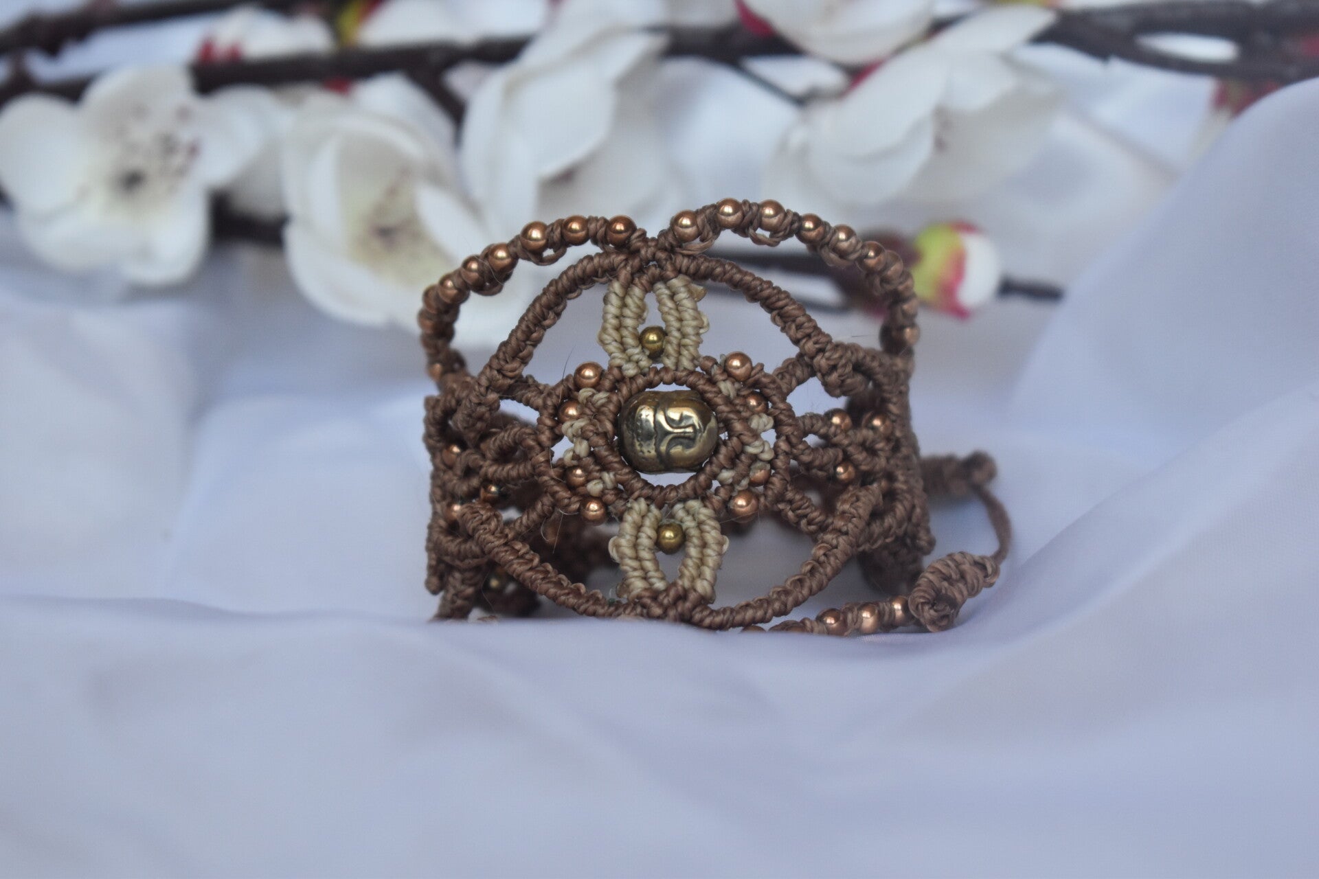 ​Manchette « Éveil de Bouddha » – Bracelet Macramé Marron & Beige, Tête de Bouddha & Hématite Dorée