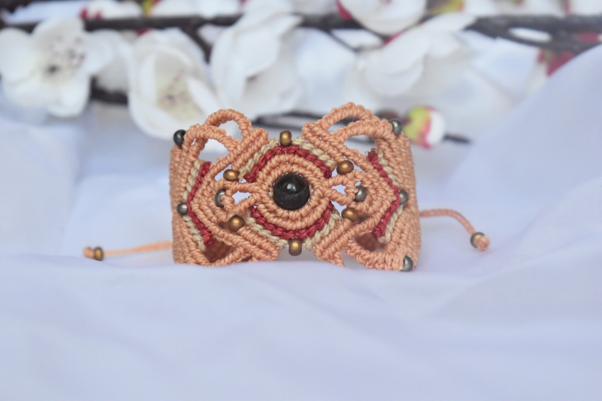 ​Manchette « Passion d'Automne » – Bracelet Macramé Beige & Bordeaux, Grenat & Perles Fantaisie