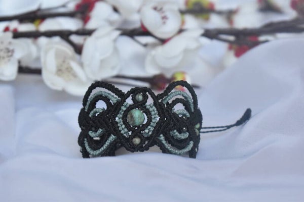 ​Manchette « Renouveau » – Bracelet Macramé Noir & Vert Sauge, Turquoise Africaine & Hématite