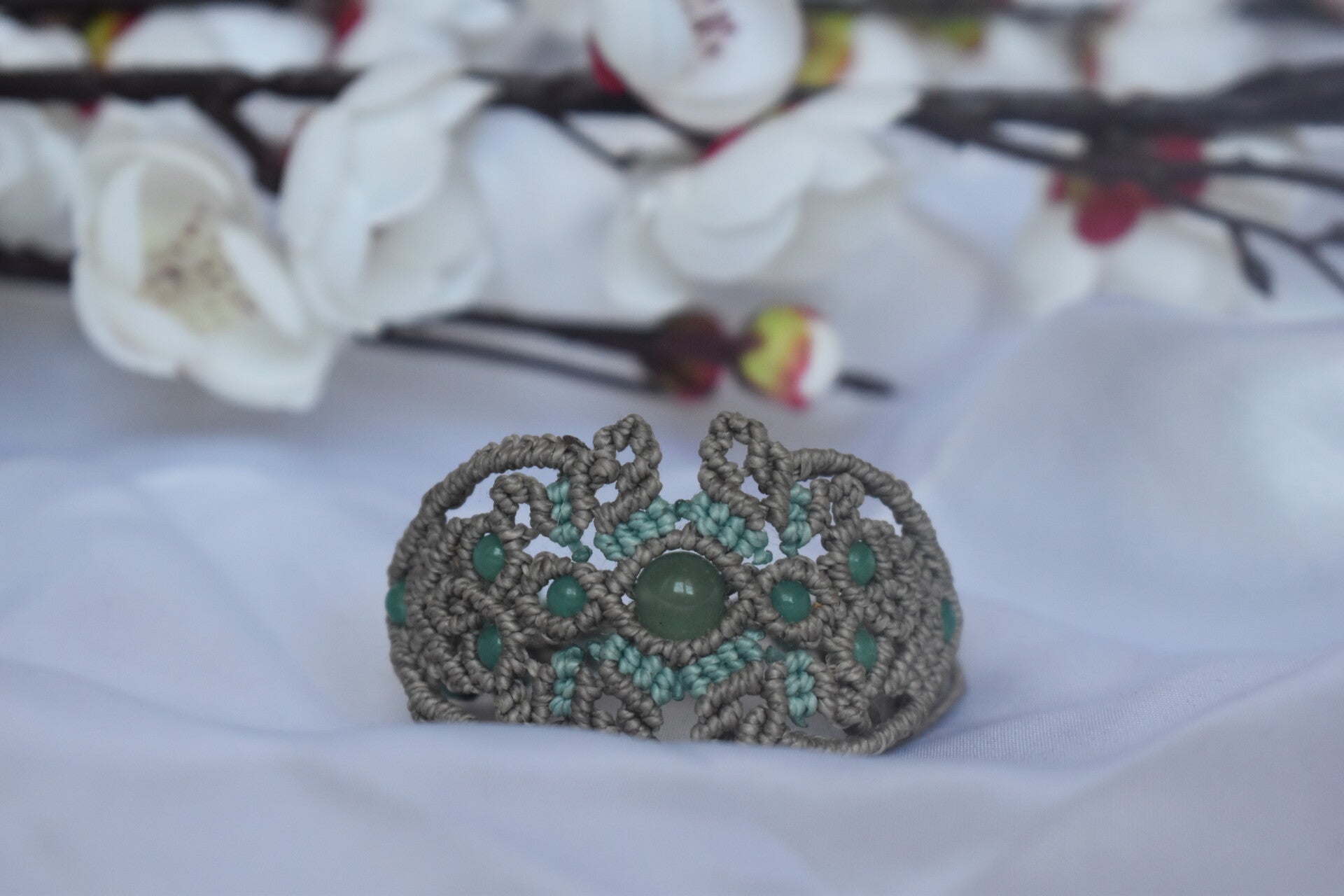 ​Manchette « Jardins d'Aventurine » – Bracelet Macramé Beige & Vert Menthe, Pierres d'Aventurine Verte