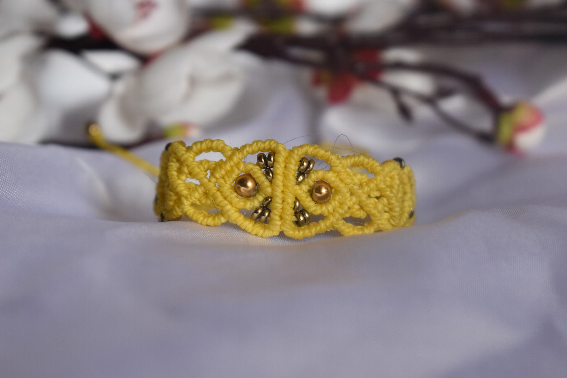 ​Bracelet « Rayon de Soleil » – Micro-Macramé Jaune Soleil, Hématite Dorée & Perles Bronze