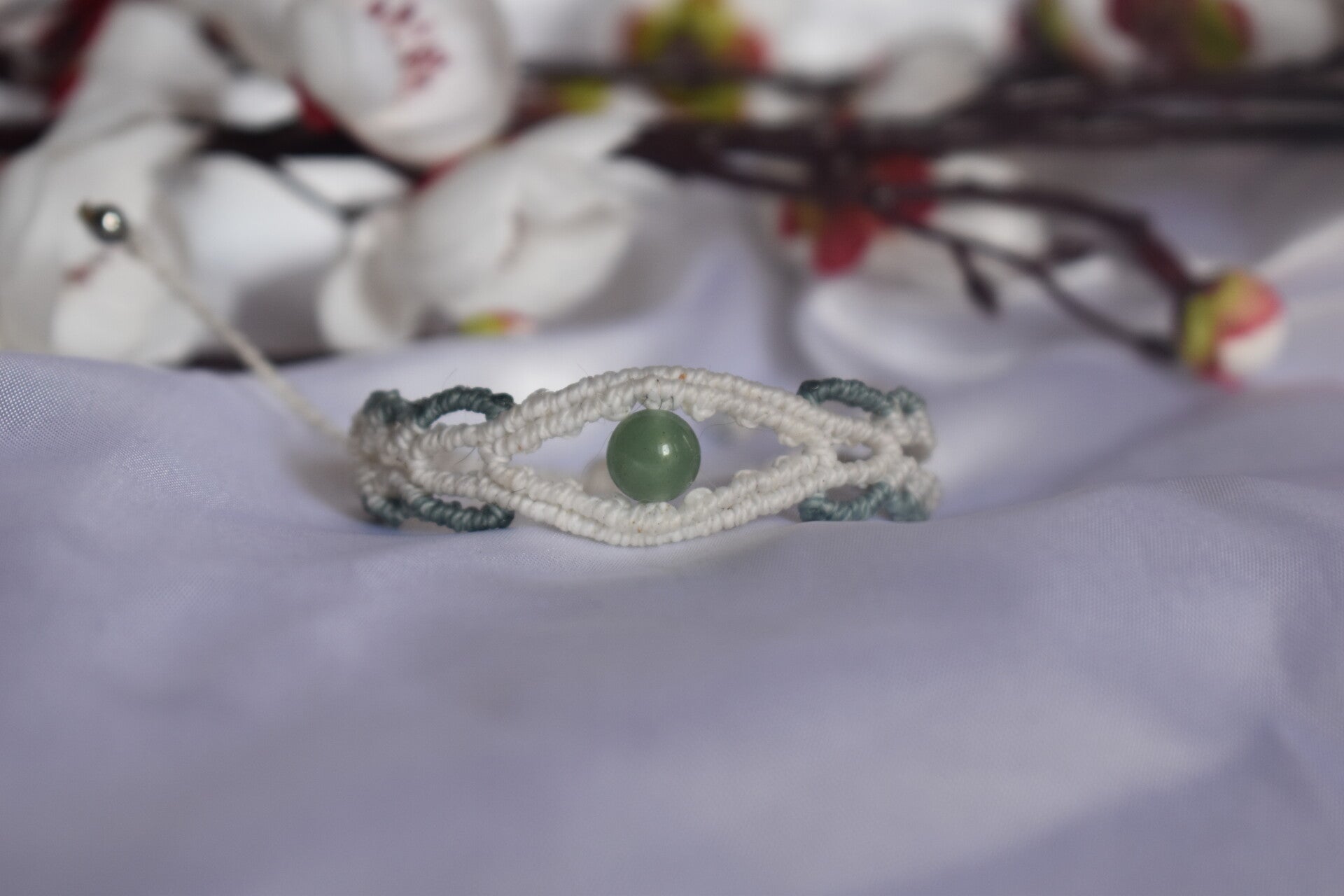 ​Bracelet Fin « Clarté de Sauge » – Micro-Macramé Écru & Vert, Aventurine Verte