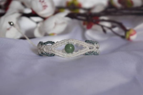 ​Bracelet Fin « Clarté de Sauge » – Micro-Macramé Écru & Vert, Aventurine Verte