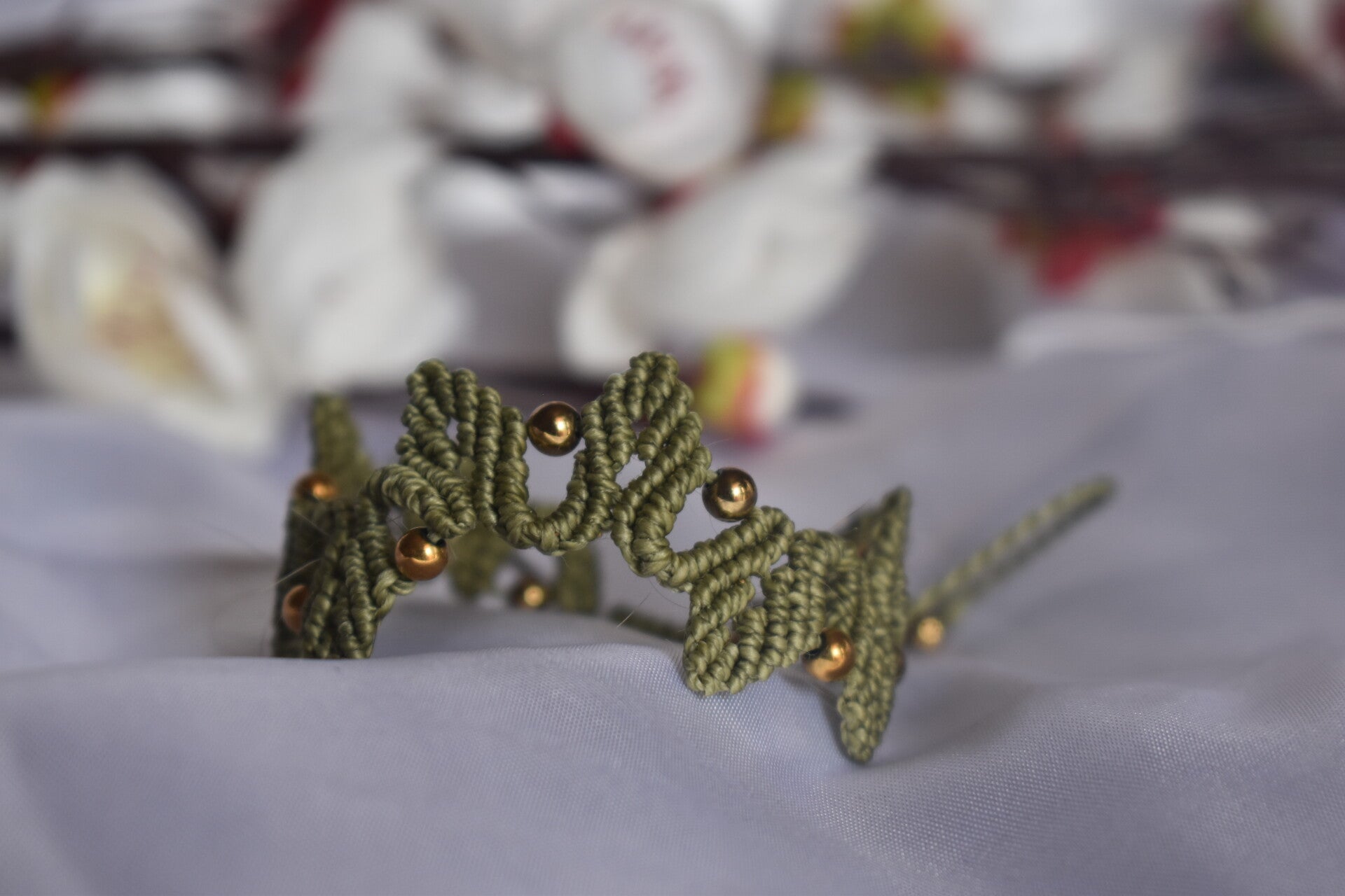 ​Bracelet « Couronne d'Olive » – Micro-Macramé Vert Olive & Perles d'Hématite Bronze
