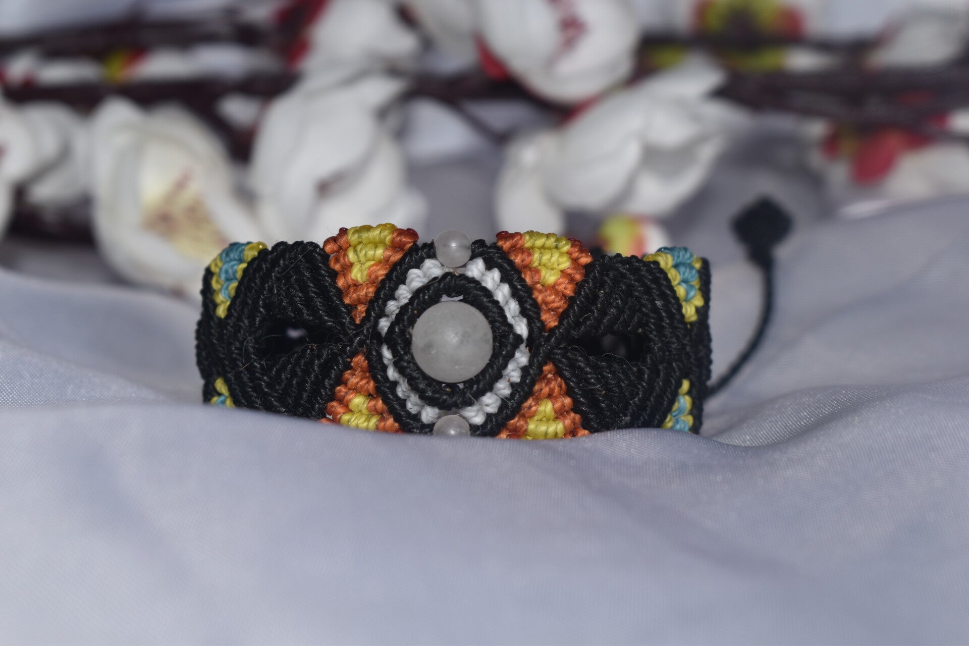 ​Bracelet « Douceur Aztèque » – Macramé Ethnique Multicolore & Quartz Rose Mat