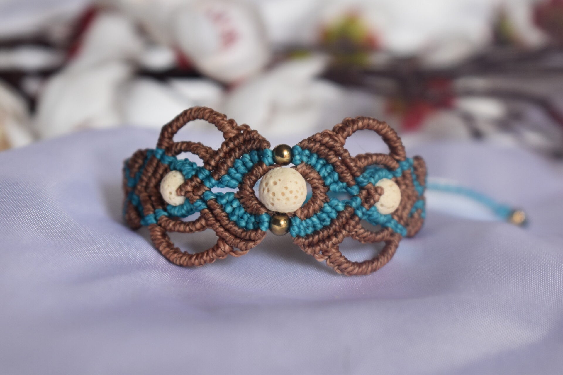 ​Bracelet « Lagon Volcanique » – Micro-Macramé Marron & Bleu Turquoise, Pierre de Lave Blanche & Hématite Bronze