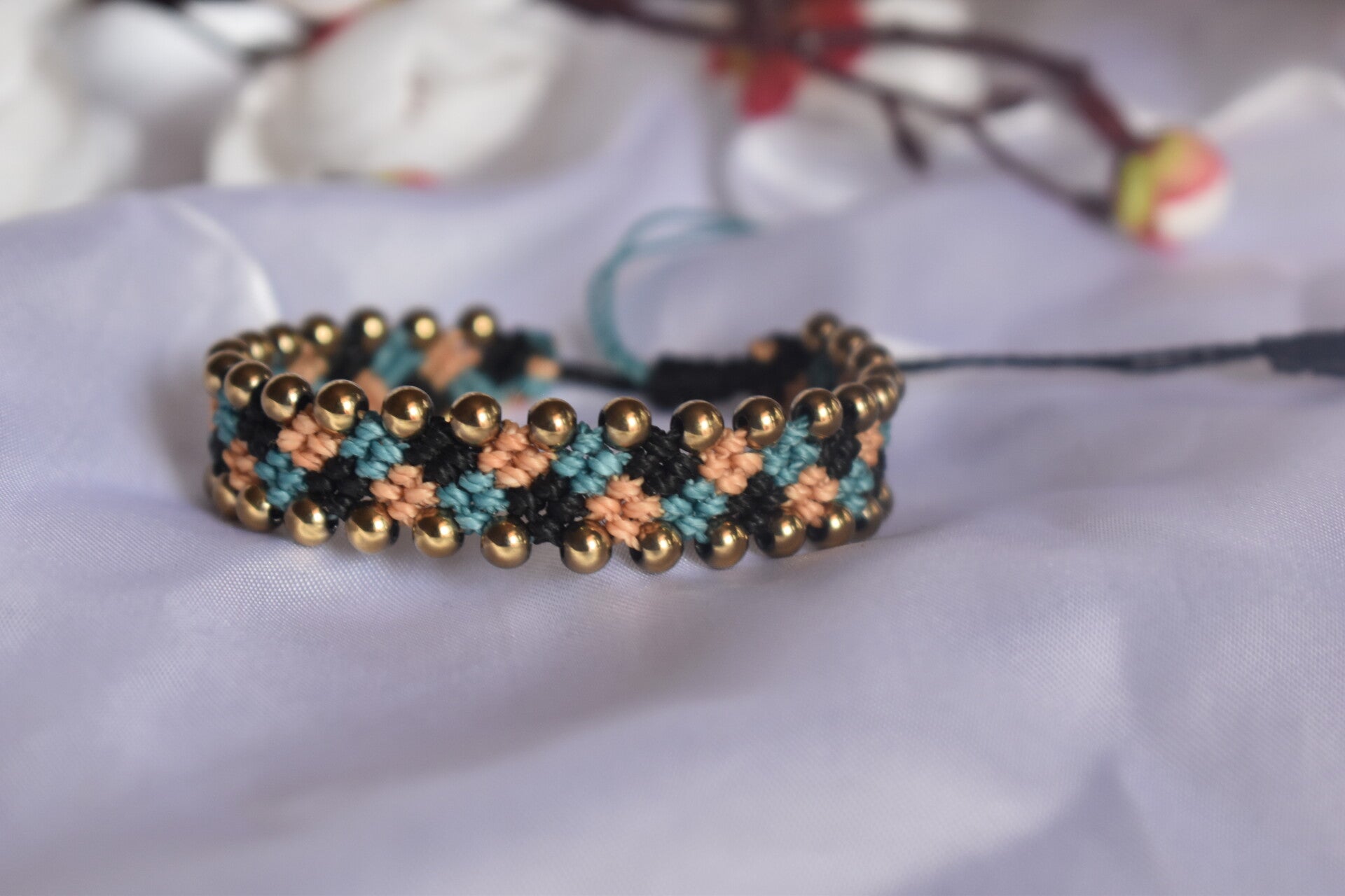​Bracelet « Mosaïque Graphique » – Micro-Macramé Géométrique & Perles d'Hématite (9 Couleurs)