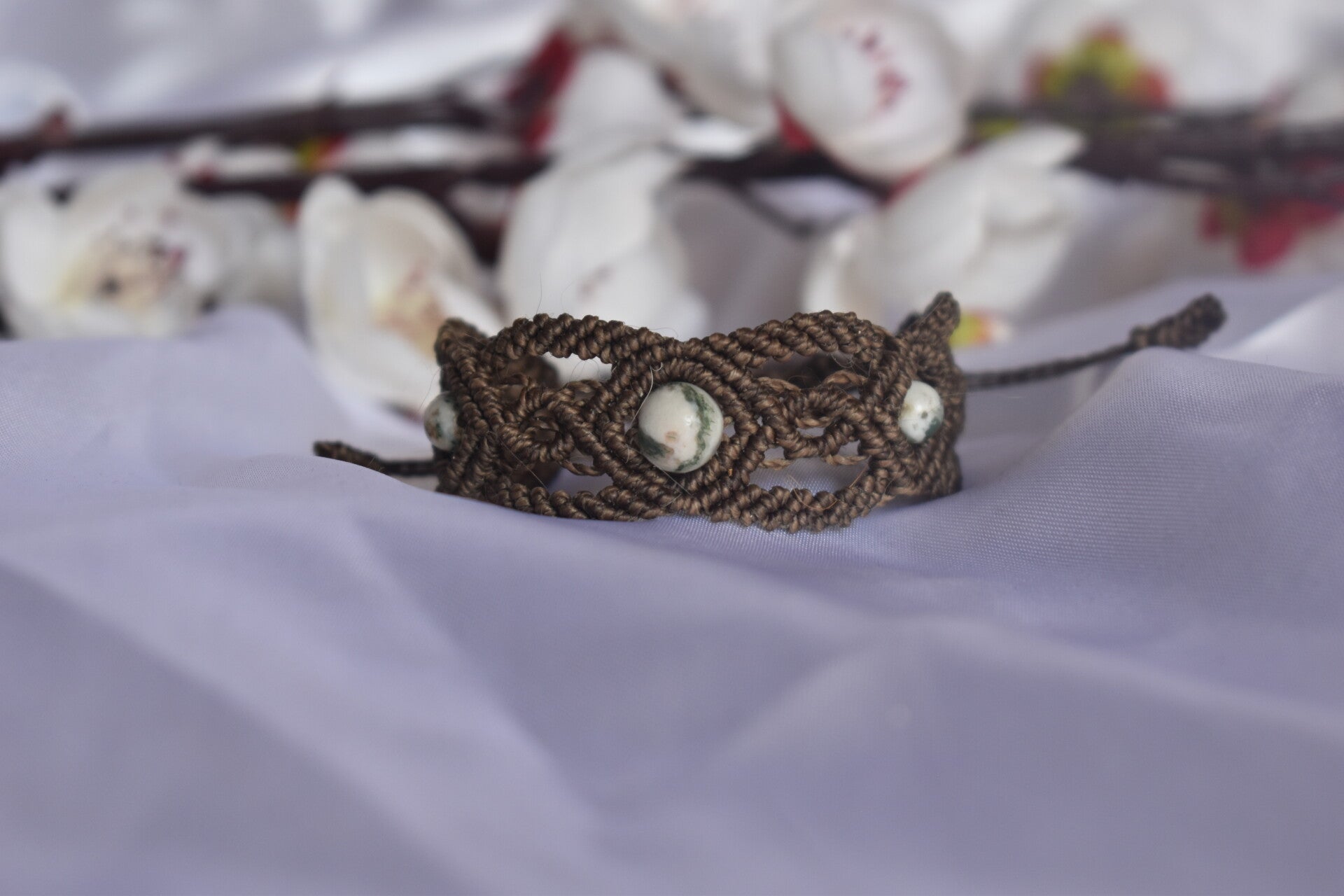 ​Bracelet « Esprit de Forêt » – Micro-Macramé Marron & Perles d'Agate Mousse d'Amérique