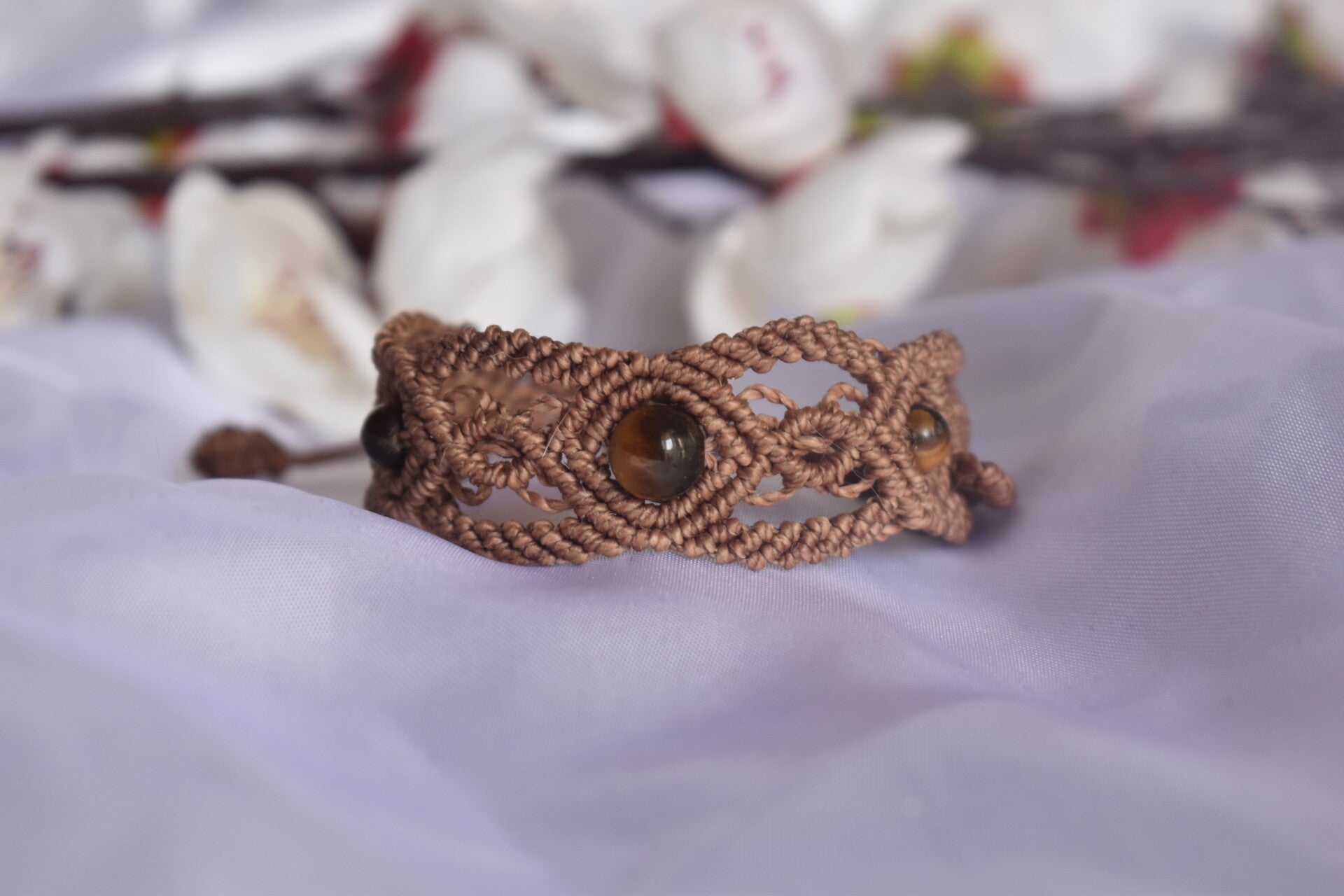 ​Bracelet « Terre d'Ambre » – Micro-Macramé Marron & Perles d'Œil de Tigre