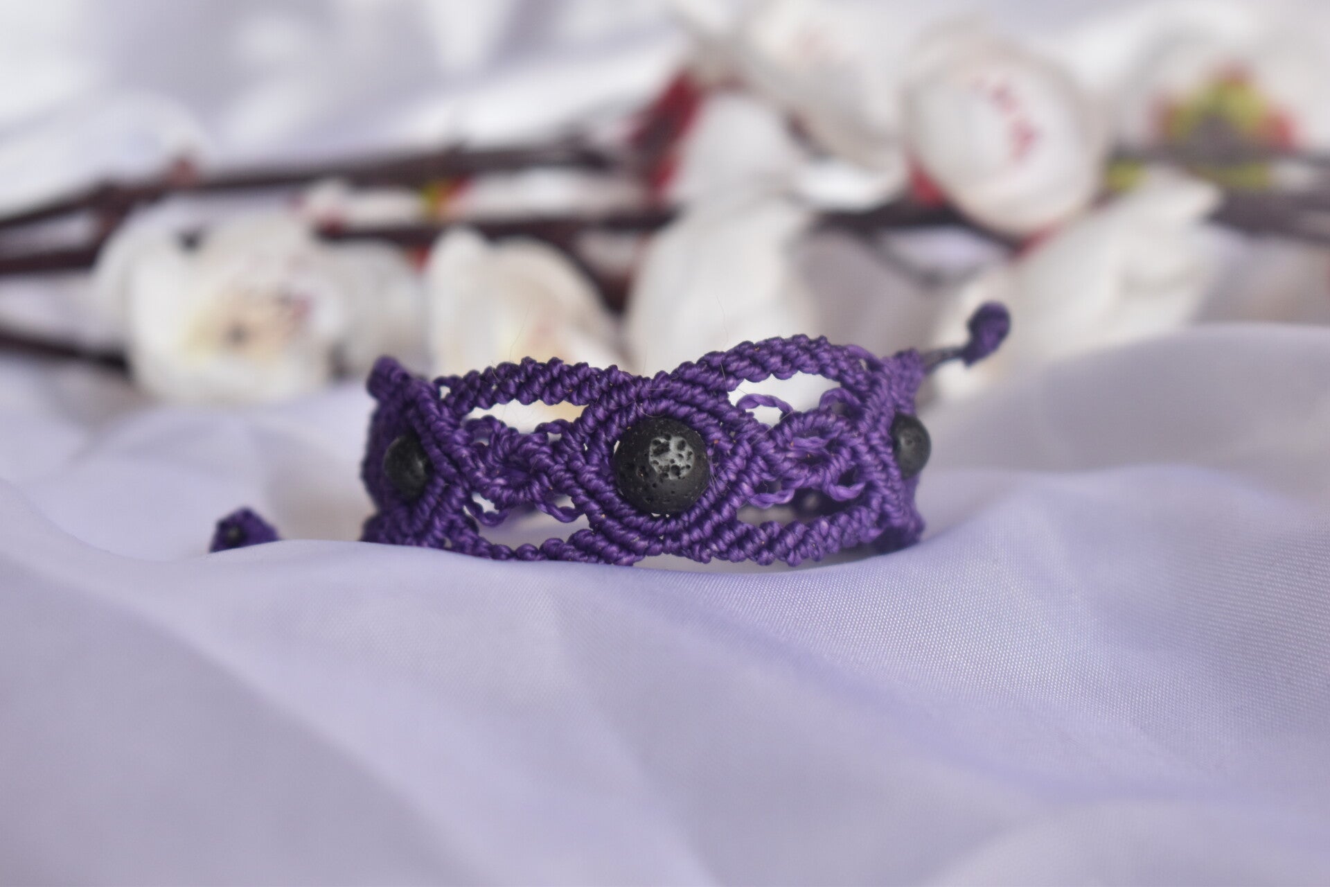 ​Bracelet « Améthyste Volcanique » – Micro-Macramé Violet & Pierre de Lave Volcanique