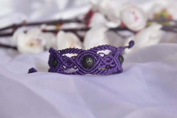 ​Bracelet « Améthyste Volcanique » – Micro-Macramé Violet & Pierre de Lave Volcanique