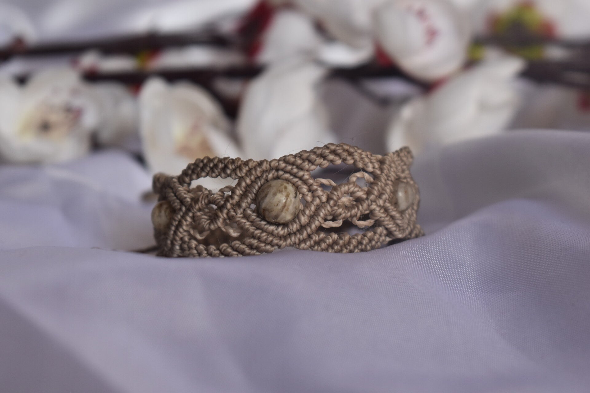 ​Bracelet « Sables de Jaspe » – Micro-Macramé Beige & Perles de Jaspe Chang