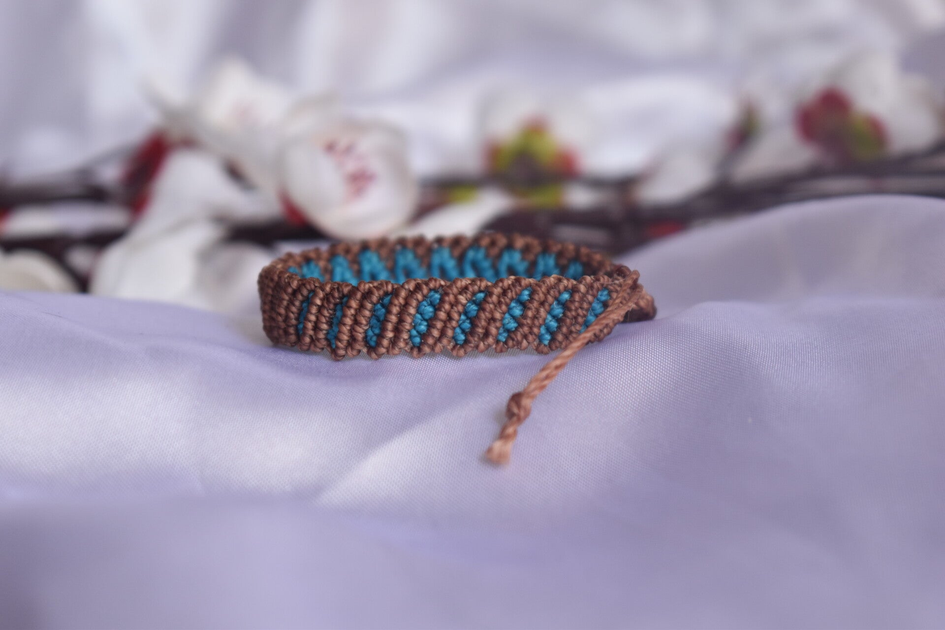 ​Bracelet « Rayures Lagon » – Micro-Macramé 100% Fil Marron Chocolat & Bleu Turquoise