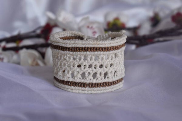 ​Manchette « Dentelle d'Écru » – Micro-Macramé Blanc Écru & Liserés Marron Chocolat