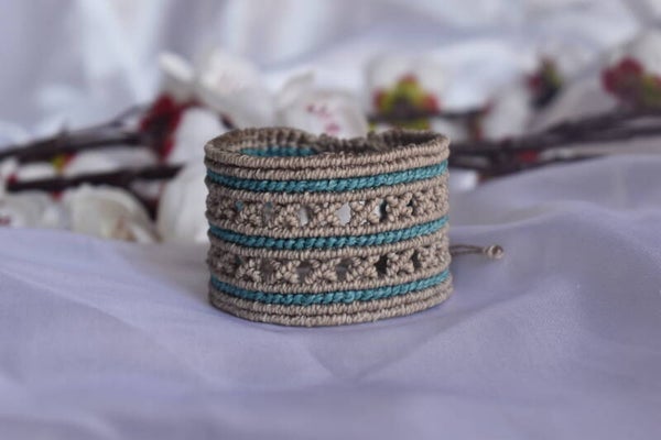 ​Manchette « Sables de Lagon » – Micro-Macramé Beige Sable & Liserés Bleu Lagon