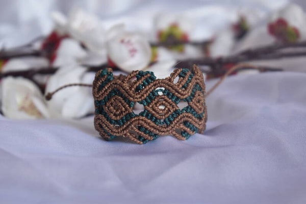 ​Bracelet « Labyrinthe Celte » – Micro-Macramé 100% Fil Marron & Bleu Canard