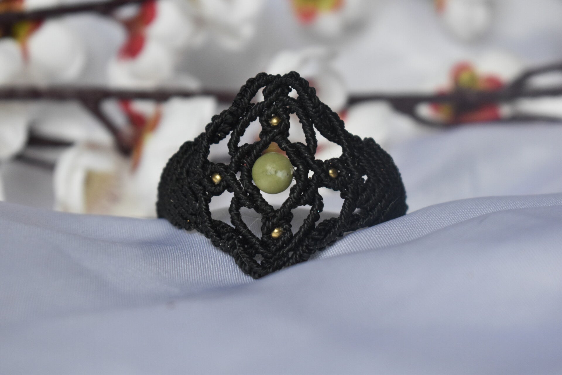 ​Bracelet « Fleur de Jade » – Micro-Macramé Noir, Jade Thaïlandais & Hématite Champagne