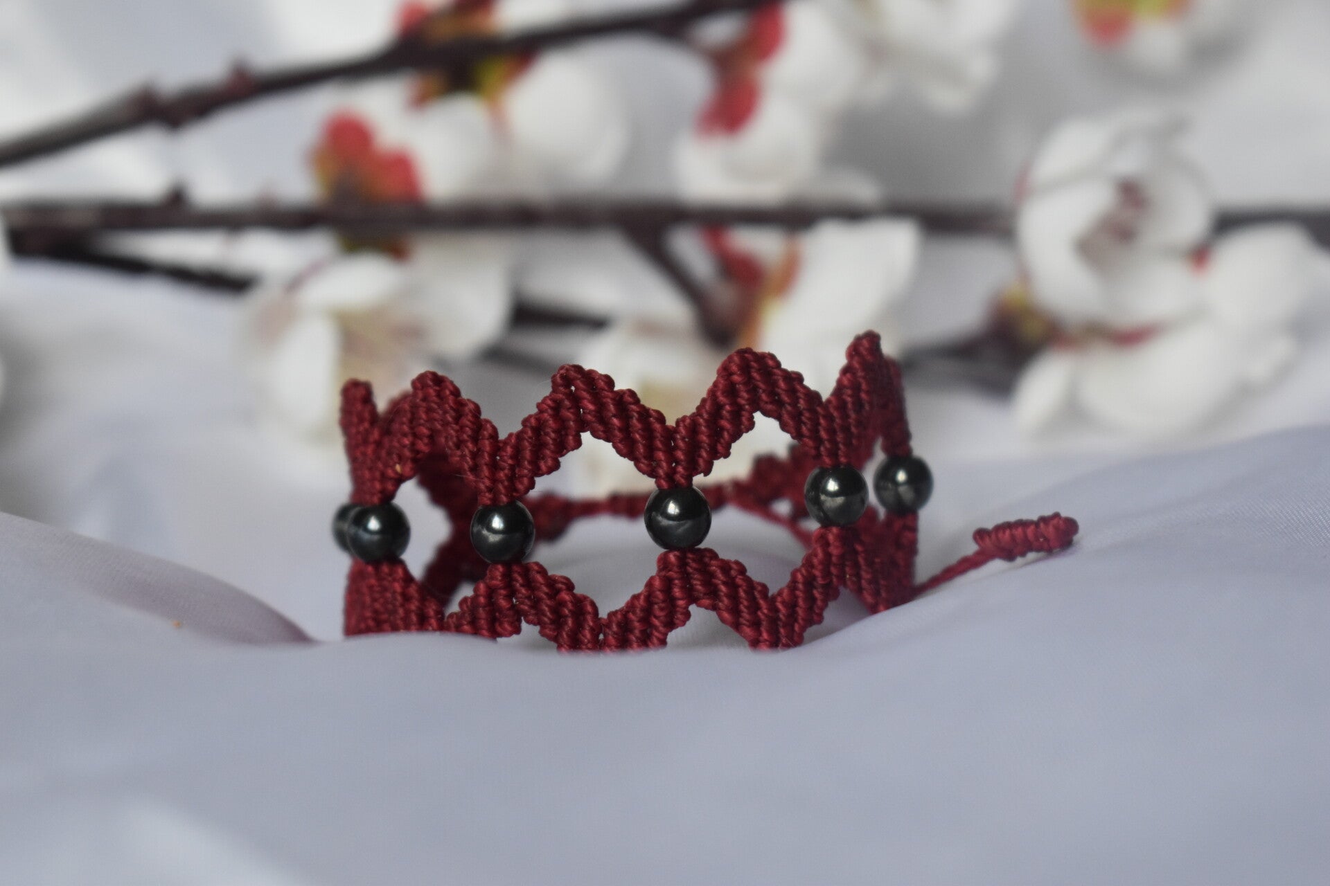 ​Bracelet « Couronne d'Hématite » – Micro-Macramé Bordeaux & Perles d'Hématite Gris Métallisé