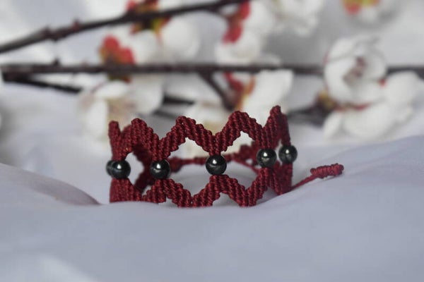 ​Bracelet « Couronne d'Hématite » – Micro-Macramé Bordeaux & Perles d'Hématite Gris Métallisé