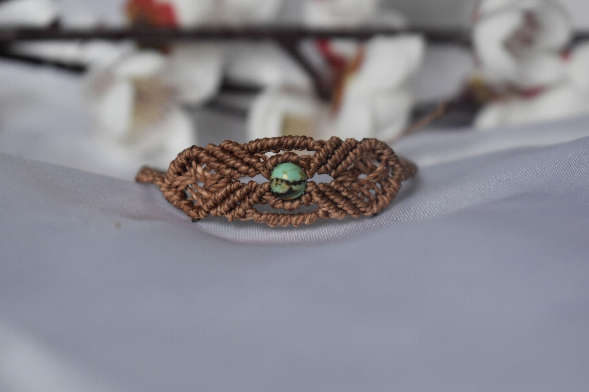 ​Bracelet « Volute de Magnésite » – Micro-Macramé Marron & Perle de Magnésite