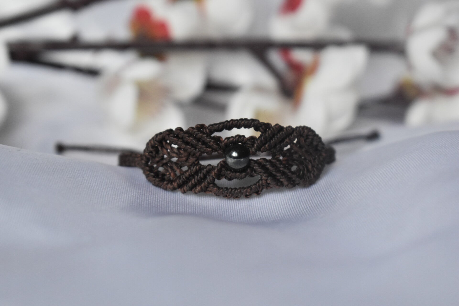 ​Bracelet « Volute Métallique » – Micro-Macramé Marron Chocolat & Perle d'Hématite