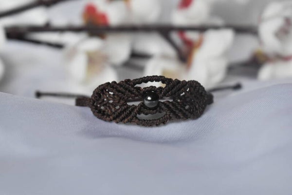 ​Bracelet « Volute Métallique » – Micro-Macramé Marron Chocolat & Perle d'Hématite