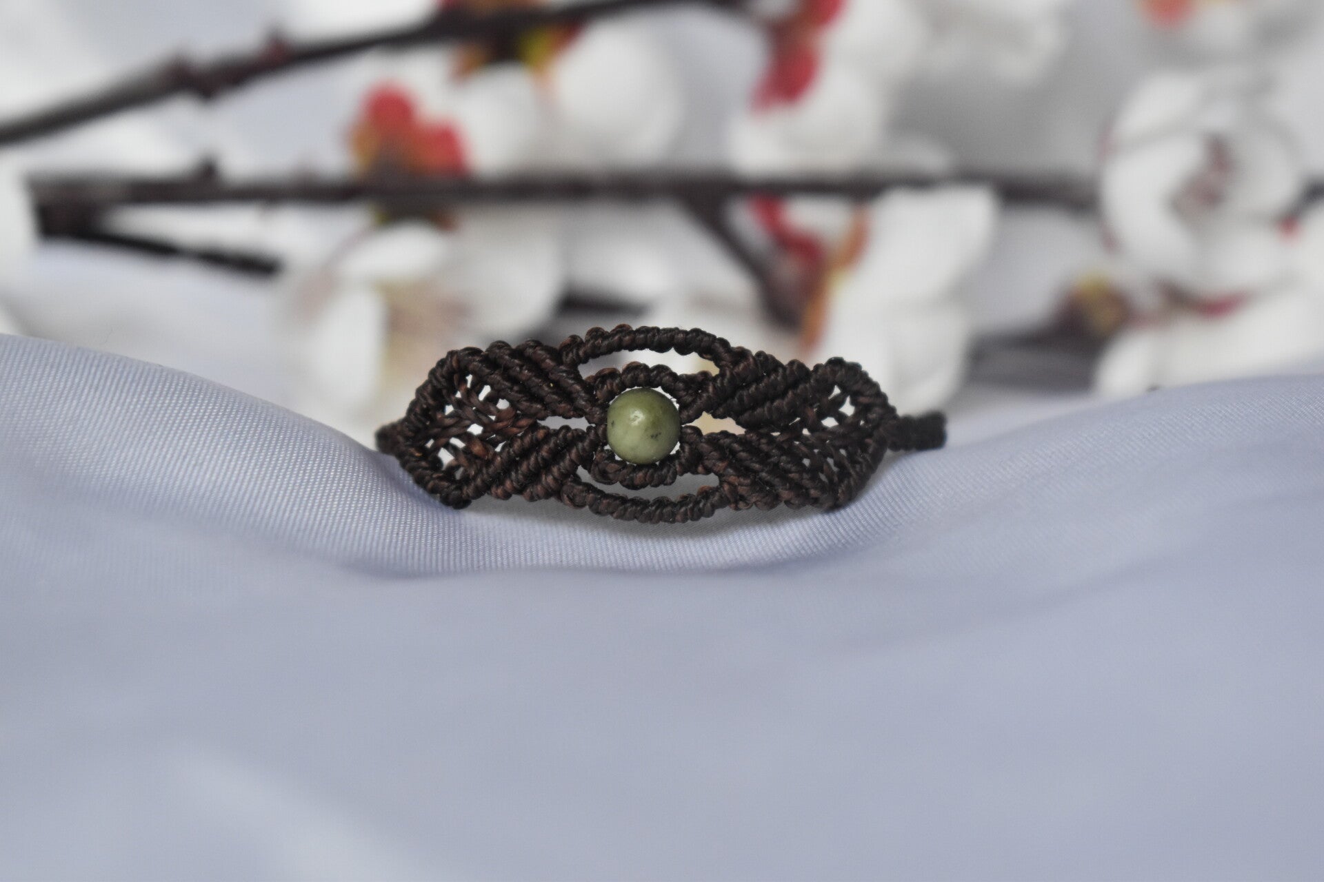 ​Bracelet « Volute de Jade » – Micro-Macramé Marron & Perle de Jade Thaïlandais