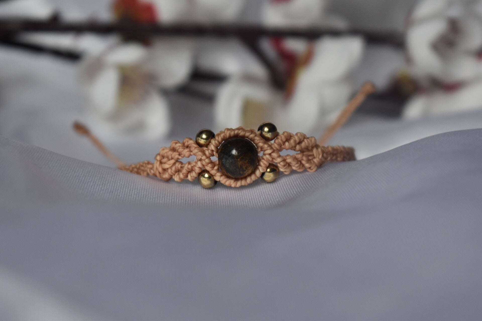 ​Bracelet « Éclat de Bronzite » – Micro-Macramé Nude, Bronzite & Hématite Champagne